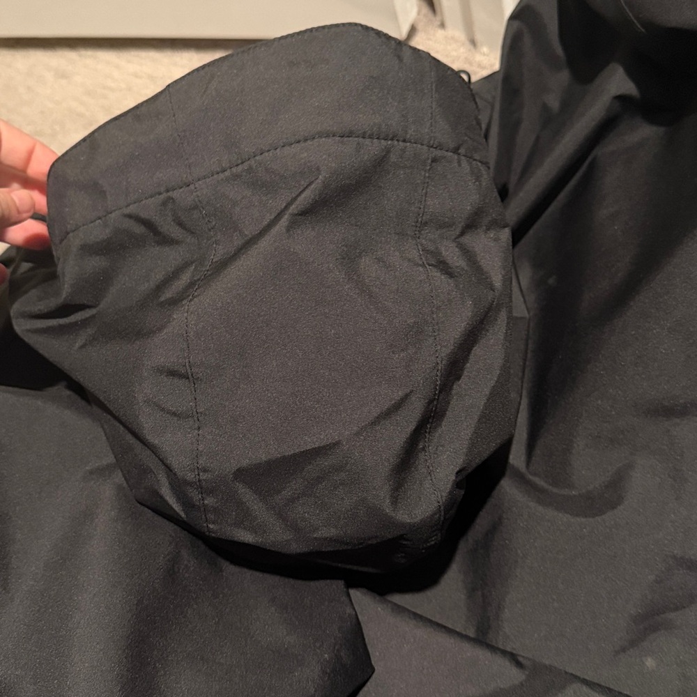 Helly Hansen Men's Black Raincoat - Picture 8 of 8